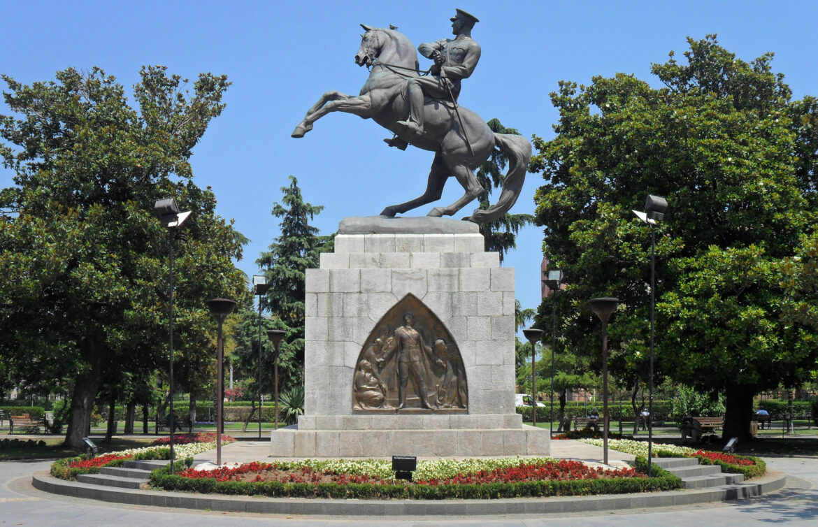 Türkiye’de Atatürk Anıtlarının Gözden Kaçan Gerçek Sayısı [2026]